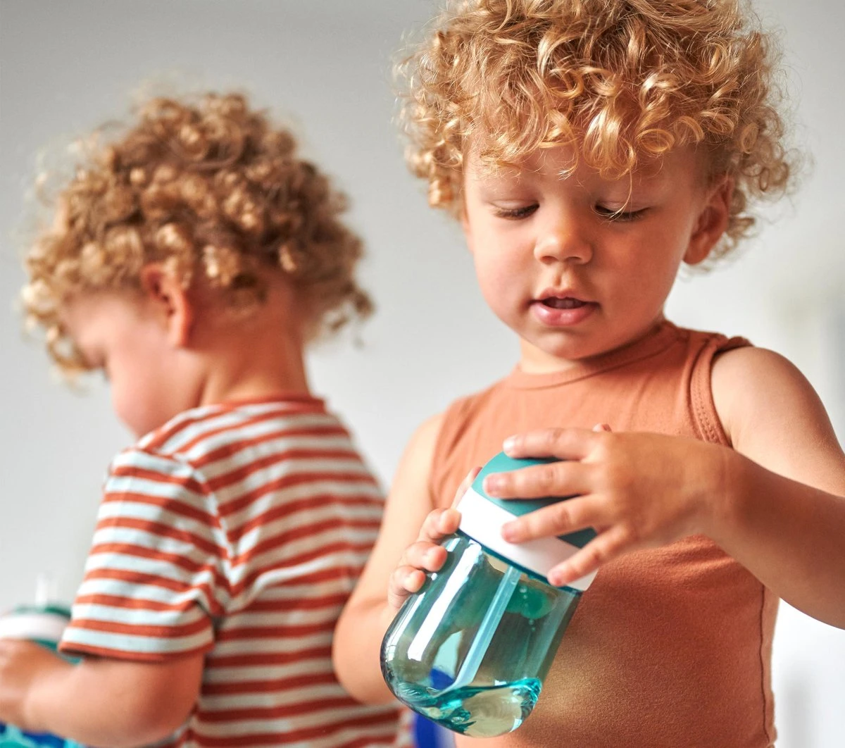 Mepal Mio – Rietjesbeker 300 Ml – Gegarandeerd Lekvrij – Deep Blue – Ideaal Voor Onderweg – Drinkbeker Kinderen 5 Mepal Mio – Rietjesbeker 300 Ml – Gegarandeerd Lekvrij – Deep Blue – Ideaal Voor Onderweg – Drinkbeker Kinderen - Afbeelding 3