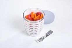 Mepal – Fruit-& Veggie Pot Ellipse – Fruitbox Voor Onderweg - Wit – Voorzien Van Vergietje En RVS Vorkje -Mepal 1200x807