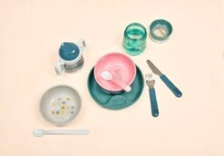 Mepal Mio – 360° Oefenbeker 300 Ml – Stimuleert Het Zelf Drinken – Deep Pink – Kan Tegen Een Stootje – Drinkbeker Kinderen – Lekvrije Beker -Mepal 1200x842 1